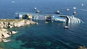 Illustration for article titled First Titanic-Like Video and Images of Concordia Cruise Ship Sinking In Italy